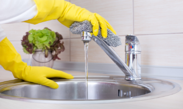 How to Clean Your Kitchen Faucet Head Like a Pro